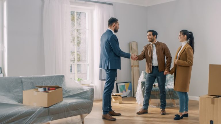 pessoas-comprando-apartamento-com-um-corretor